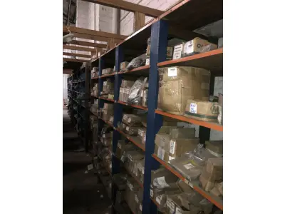 LOTE 001 - Lote grande com prateleiras de madeiras com parafusos, porcas, barras de ferro com rosca, pregos, chapinhas de fixação