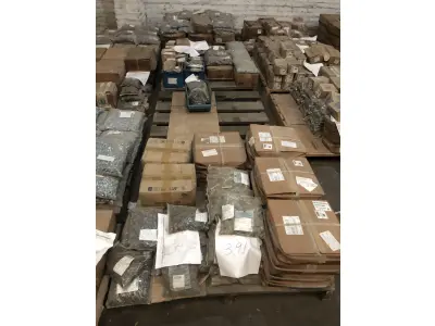 LOTE 001 - Lote com aproximadamente 56 paletes de parafusos, porcas, barras de ferro com rosca, pregos, chapinhas de fixação, aprox. 3.500kg