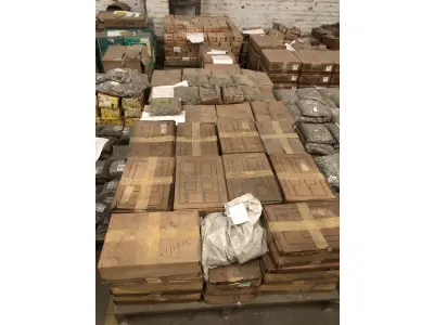 LOTE 001 - Lote com aproximadamente 56 paletes de parafusos, porcas, barras de ferro com rosca, pregos, chapinhas de fixação, aprox. 3.500kg