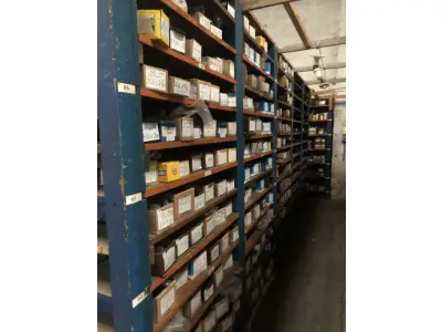 LOTE 001 - Lote grande com prateleiras de madeiras com parafusos, porcas, barras de ferro com rosca, pregos, chapinhas de fixação