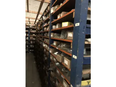 LOTE 001 - Lote grande com prateleiras de madeiras com parafusos, porcas, barras de ferro com rosca, pregos, chapinhas de fixação