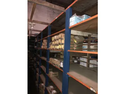 LOTE 001 - Lote grande com prateleiras de madeiras com parafusos, porcas, barras de ferro com rosca, pregos, chapinhas de fixação