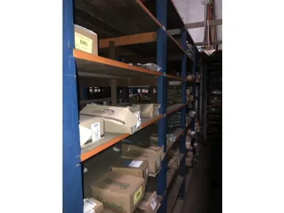 LOTE 001 - Lote grande com prateleiras de madeiras com parafusos, porcas, barras de ferro com rosca, pregos, chapinhas de fixação