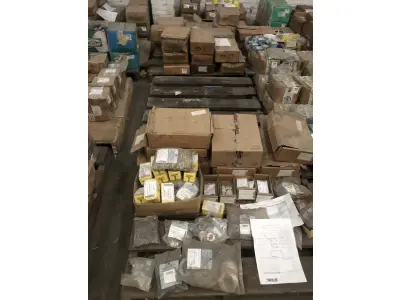 LOTE 001 - Lote com aproximadamente 56 paletes de parafusos, porcas, barras de ferro com rosca, pregos, chapinhas de fixação, aprox. 3.500kg