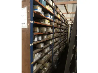 LOTE 001 - Lote grande com prateleiras de madeiras com parafusos, porcas, barras de ferro com rosca, pregos, chapinhas de fixação