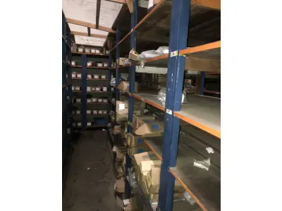 LOTE 001 - Lote grande com prateleiras de madeiras com parafusos, porcas, barras de ferro com rosca, pregos, chapinhas de fixação