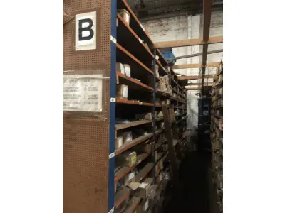 LOTE 001 - Lote grande com prateleiras de madeiras com parafusos, porcas, barras de ferro com rosca, pregos, chapinhas de fixação