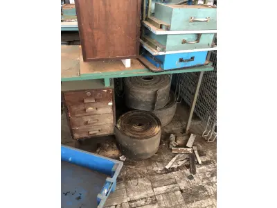 LOTE 002 - LOTE ENGLOBADO DE MAQUINAS E MÓVEIS SOMENTE NO PAVILHÃO DA ESQUINA