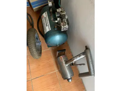 LOTE 000 - Uma pistola pneumática para abate de bovino
