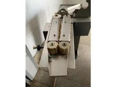 LOTE 001 - Uma amarradeira de salsichão marca Brusinox, nº de série BX2596