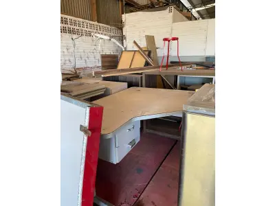 LOTE 043 - MESA EM L, C/ 2 GAVETAS, CINZA EM MAU ESTADO
