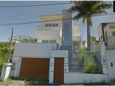 LOTE 000 - Um terreno, e formato regular, situado na zona urbana, do Bairro Solar, em Campo Bom, uma construção de alvenaria de bom padrão com 233,62m quadrados, que tomou o número 402 da rua Hélio Negrini.