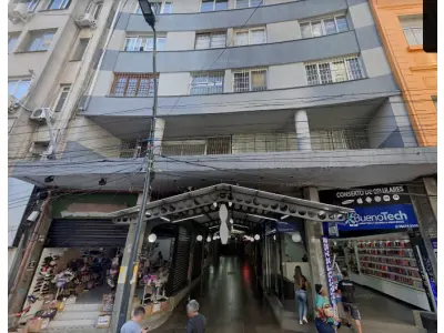 LOTE 000 - A economia autônoma nº 216 do Ed. Galeria A Nação, Bl. B, na R. Dr. Flores nº 106,  c/ a área real privativa de 24,92m2, área real total de 32,87m2