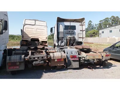 LOTE 006 - Mercedes Benz Axor 2536 S/LS 6x2 2p, fab/mod 2015/2016