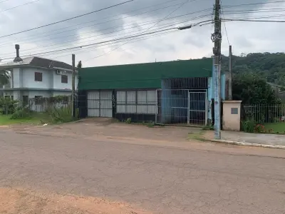 LOTE 000 - prédio de alvenaria  número 896(892) da Estrada Benjamin Almayer.