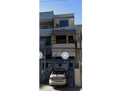 LOTE 000 - O prédio de três pavimentos, em alvenaria, com 224,28m², sob o nº 653 da Rua Coronel Fernando Machado