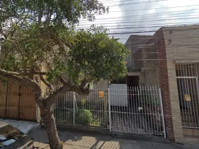 LOTE 000 - A fração de ¼ de um imóvel, localizado na Rua Jornalista Cândido de Melo, nº 476, sendo um terreno medindo seis metros (6,00m) de frente leste à dita rua, por trinta metros (30,00m)