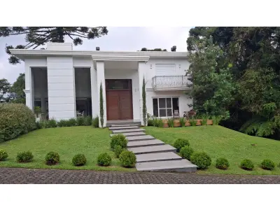 LOTE 010 - Um terreno/lote, com edificação de um prédio residencial, sem numeração, no Complexo Turístico Quinta da Serra, situado na rua dos Buganvilles, na zona urbana do bairro Santa Terezinha, na cidade de Canela/RS