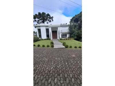 LOTE 010 - Um terreno/lote, com edificação de um prédio residencial, sem numeração, no Complexo Turístico Quinta da Serra, situado na rua dos Buganvilles, na zona urbana do bairro Santa Terezinha, na cidade de Canela/RS