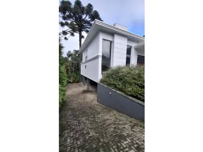 LOTE 010 - Um terreno/lote, com edificação de um prédio residencial, sem numeração, no Complexo Turístico Quinta da Serra, situado na rua dos Buganvilles, na zona urbana do bairro Santa Terezinha, na cidade de Canela/RS