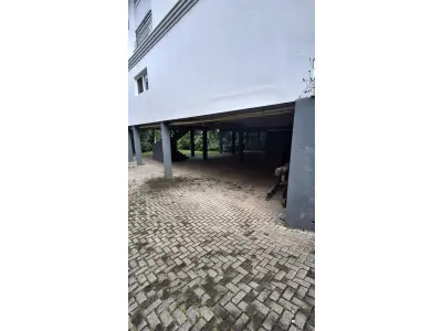 LOTE 010 - Um terreno/lote, com edificação de um prédio residencial, sem numeração, no Complexo Turístico Quinta da Serra, situado na rua dos Buganvilles, na zona urbana do bairro Santa Terezinha, na cidade de Canela/RS
