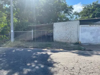 Lote 000 - a fração de 11,11 do predio de madeira sob o n° 77 da rua rui barbosa aceita lance parcelado
