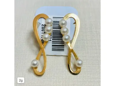 LOTE 007 - Par de brincos: Modelo formato infinito com oito pérolas, tarracha borboleta. Ouro 18k. Código: 957771