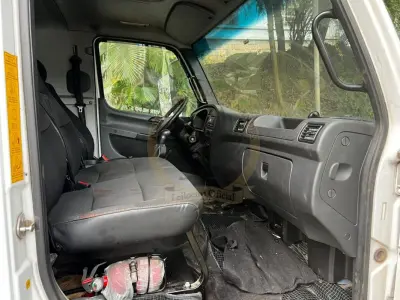 LOTE 002 - Caminhão M.Benz/Accelo 815 CE, diesel, cor branca, carroceria fechada/cabine estendida, fabricação/modelo 2021/2022 (sem chave)