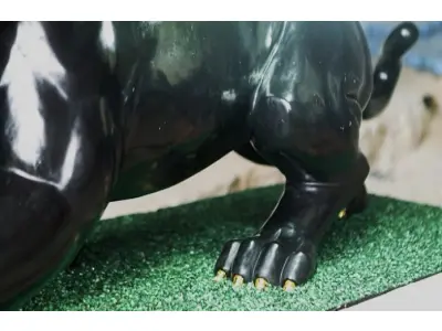 LOTE 001 - ESCULTURA PANTERA EM XISTO E ESMERALDA