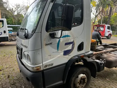 LOTE 002 - Caminhão M.Benz/Accelo 815 CE, diesel, cor branca, carroceria fechada/cabine estendida, fabricação/modelo 2021/2022 (sem chave)