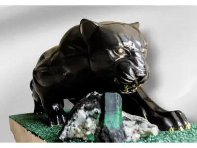 LOTE 001 - ESCULTURA PANTERA EM XISTO E ESMERALDA