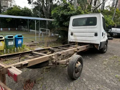 LOTE 004 - Caminhão Iveco/Daily 45-170CS, diesel, cor branca, carroceria fechada, fabricação/modelo 2021/2022
