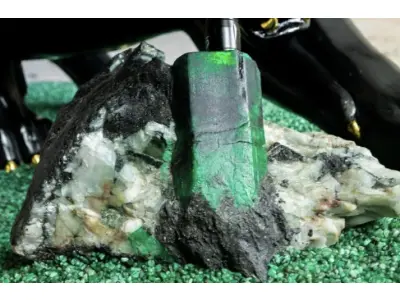 LOTE 001 - ESCULTURA PANTERA EM XISTO E ESMERALDA