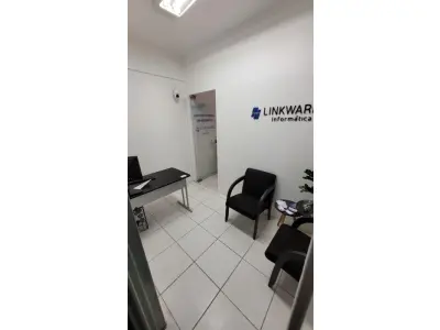 LOTE 000 - O imóvel nº 2.121, do Edifício Galeria Nossa Senhora do Rosário, localizado na Rua Vigário José Inácio, nº 371, e pela Rua Marechal Floriano o nº 38 com a área total de 31,51m², e área própria de 23,76m²