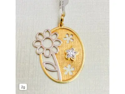 LOTE 003 - Pingente: Modelo chapa vazado, flor com diamantes, 6 pedras de diamantes. Ouro amarelo e branco de 18k. Código 697249