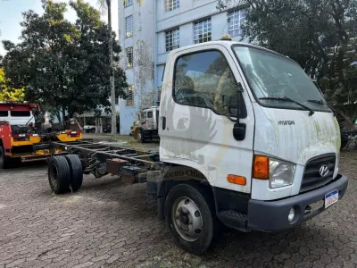 LOTE 007 - Caminhão Hyundai/HD80, fabricação/modelo 2021/2022, diesel, cor branca, carroceria fechada (sem chave)