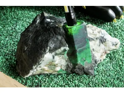 LOTE 001 - ESCULTURA PANTERA EM XISTO E ESMERALDA