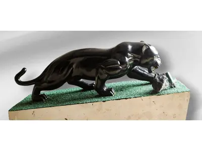 LOTE 001 - ESCULTURA PANTERA EM XISTO E ESMERALDA