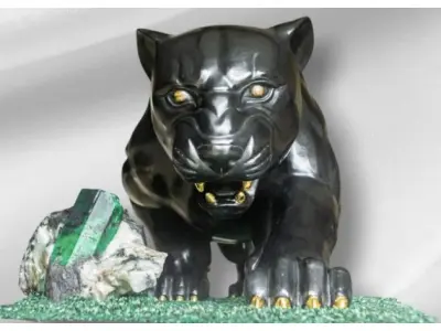 LOTE 001 - ESCULTURA PANTERA EM XISTO E ESMERALDA