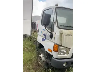 LOTE 008 - Caminhão Hyundai HD 80, fabricação/modelo 2021/2022, diesel, cor branca, carroceria fechada (sem chave)