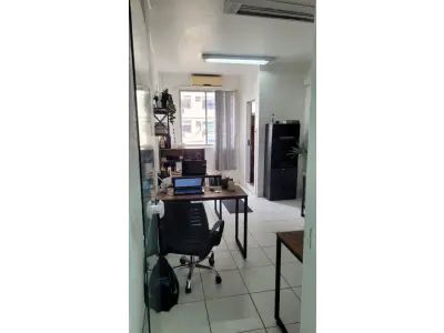 LOTE 000 - O imóvel nº 2.121, do Edifício Galeria Nossa Senhora do Rosário, localizado na Rua Vigário José Inácio, nº 371, e pela Rua Marechal Floriano o nº 38 com a área total de 31,51m², e área própria de 23,76m²