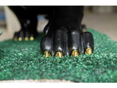 LOTE 001 - ESCULTURA PANTERA EM XISTO E ESMERALDA