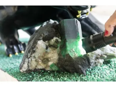 LOTE 001 - ESCULTURA PANTERA EM XISTO E ESMERALDA