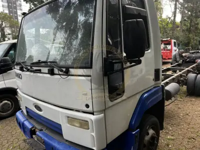 LOTE 006 - Caminhão Ford/Cargo 816 816 S, diesel, cor branca, carroceria fechada, fabricação/modelo 2013/2013 (sem chave)