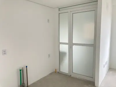 LOTE 022 - Apt 509 do Edificio Quintal Moinhos, Bairro Moinhos de Vento, na Rua Trav. Carmen e Pça Monsenhor E. Lotermann com área privativa de 43,11m2, vai junto o BOX