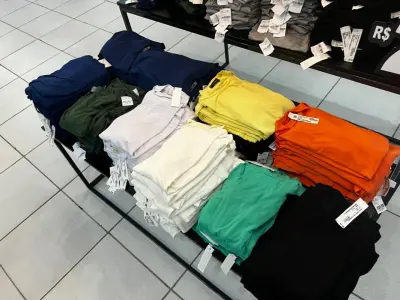 LOTE 004 - Roupas, moveis, eletrônicos