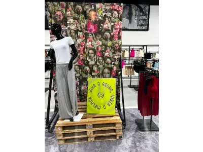 LOTE 003 - Lote de moveis, roupas