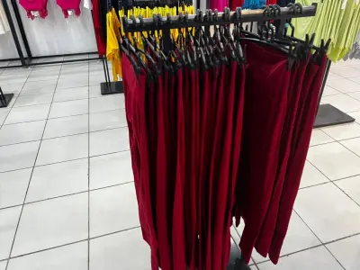 LOTE 004 - Roupas, moveis, eletrônicos