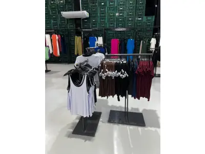 LOTE 003 - Lote de moveis, roupas