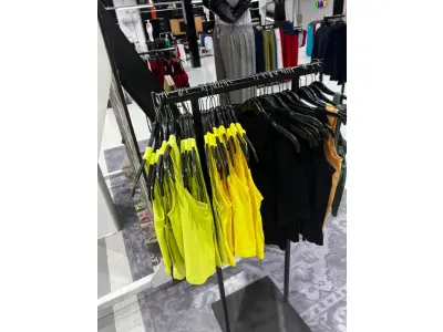 LOTE 003 - Lote de moveis, roupas